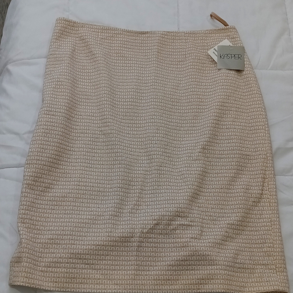 Beautiful and elegant Kasper skirt, New with tags, size 12.